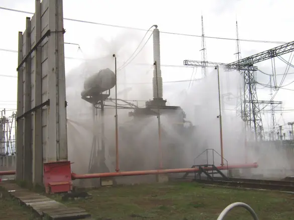Active water spray fire suppression system protecting high-voltage shunt reactor from overheating and fire risks.